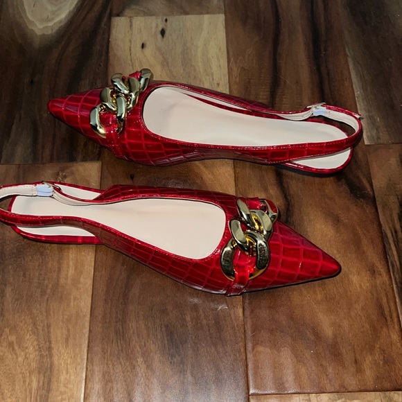 New -never worn red pointed toe fake gator flats with gold chain accent - Picture 1 of 4